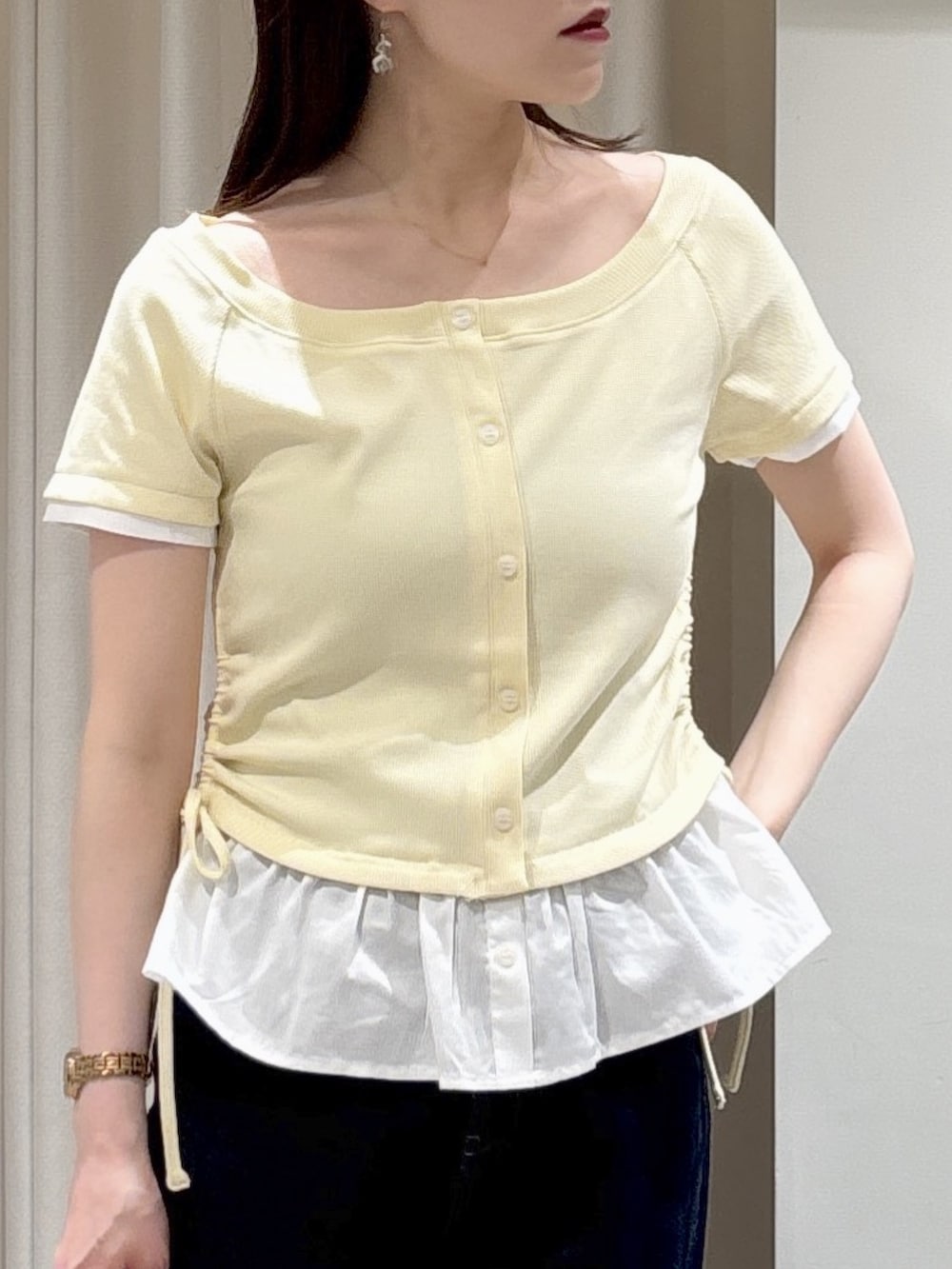 ホワイト系のTシャツ/カットソー、ブルー系のデニムパンツ、ピンク系のボストンバッグを着用したレディースの春コーディネートの2枚目の写真