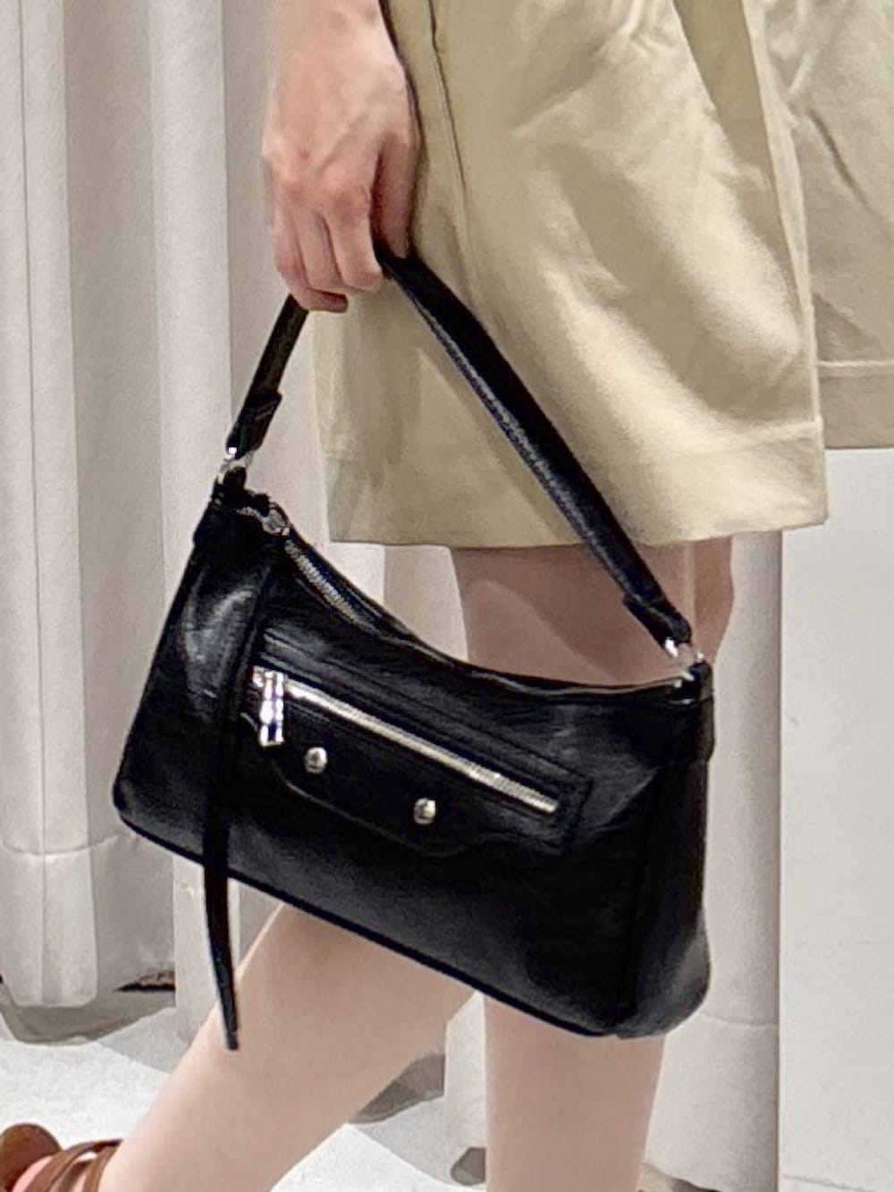 ベージュ系のその他パンツ、ブラック系のショルダーバッグ、ブラウン系のサンダルを着用したレディースの夏コーディネートの5枚目の写真