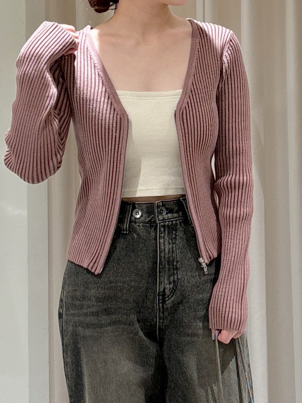 ピンク系のニット/セーター、ホワイト系のキャミソール、ベージュ系のショルダーバッグを着用したレディースの冬コーディネートの6枚目の写真