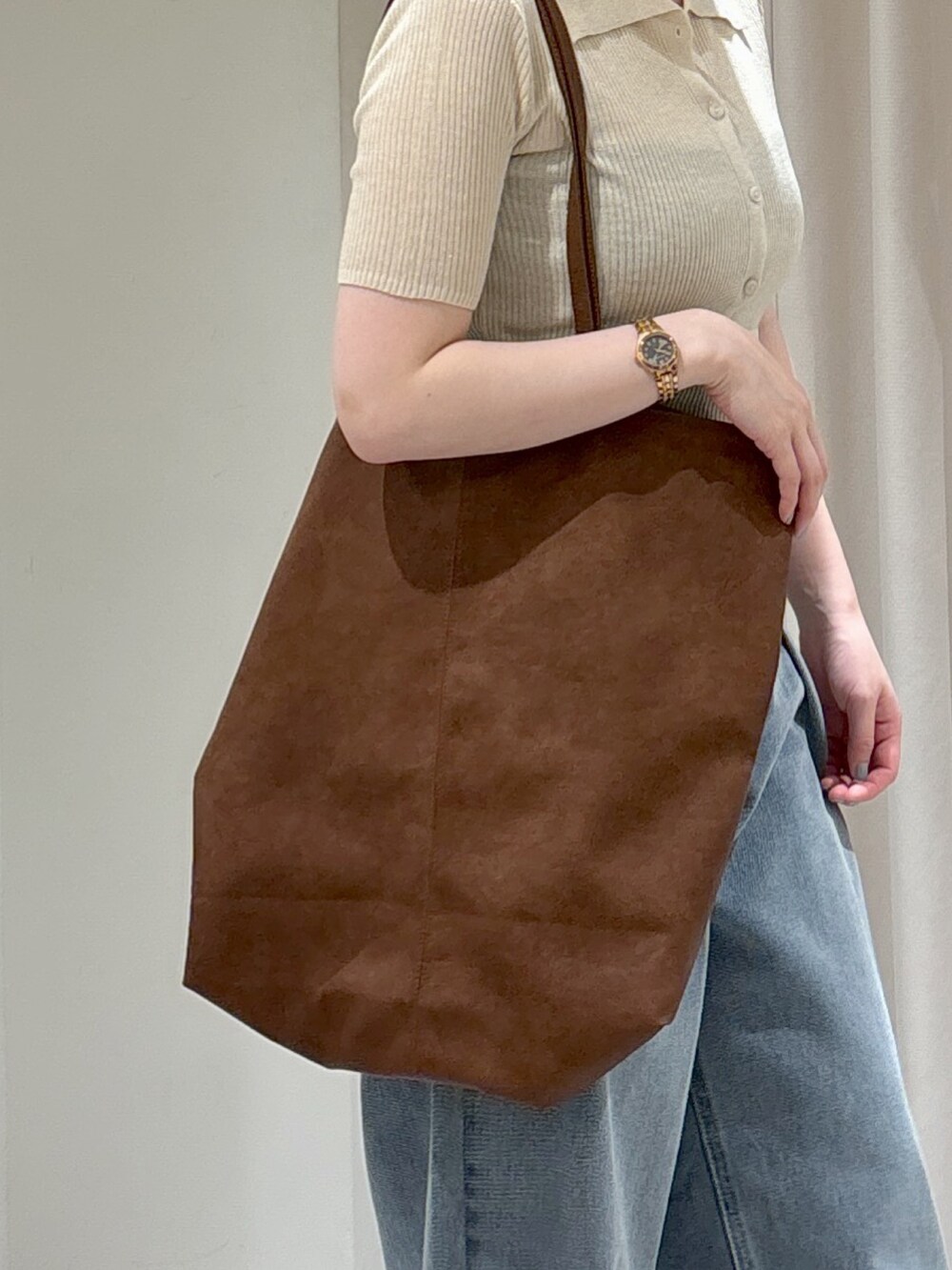 ブルー系のデニムパンツ、ブラウン系のサンダル、ブラック系のキャミソールを着用したレディースの春コーディネートの7枚目の写真