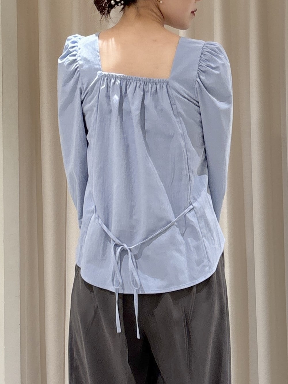 ブルー系のシャツ/ブラウス、ブルー系のデニムパンツ、ピンク系のトートバッグを着用したレディースの冬コーディネートの4枚目の写真