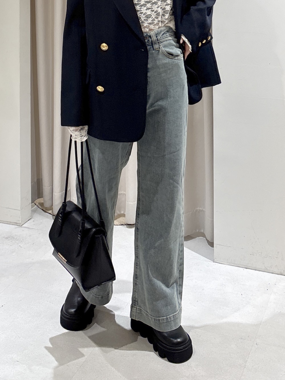 ブルー系のテーラードジャケット、ホワイト系のTシャツ/カットソー、ブルー系のデニムパンツを着用したレディースの冬コーディネートの5枚目の写真