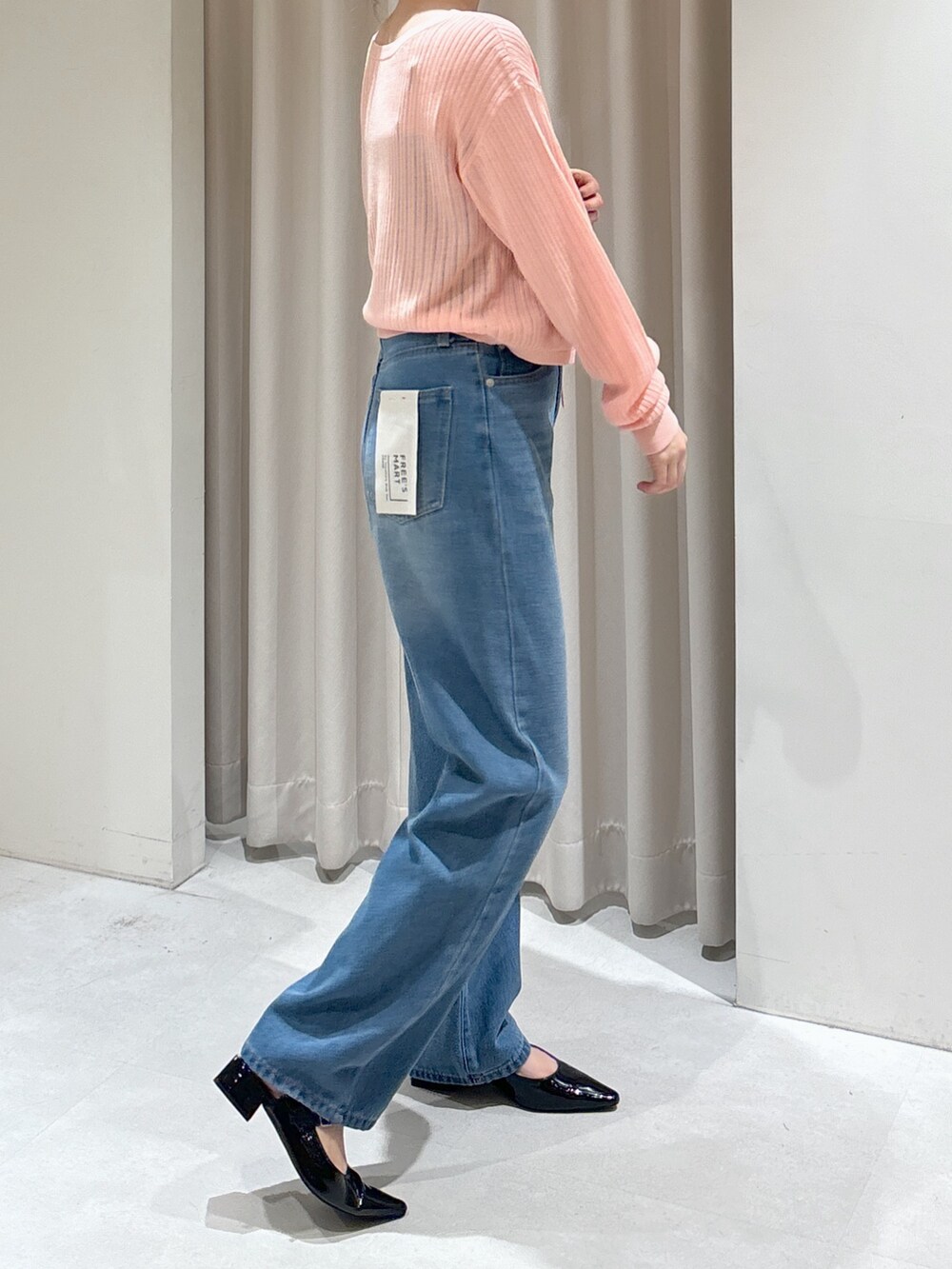 ピンク系のカーディガン/ボレロ、ブラック系のキャミソール、ブルー系のデニムパンツを着用したレディースの秋コーディネートの6枚目の写真