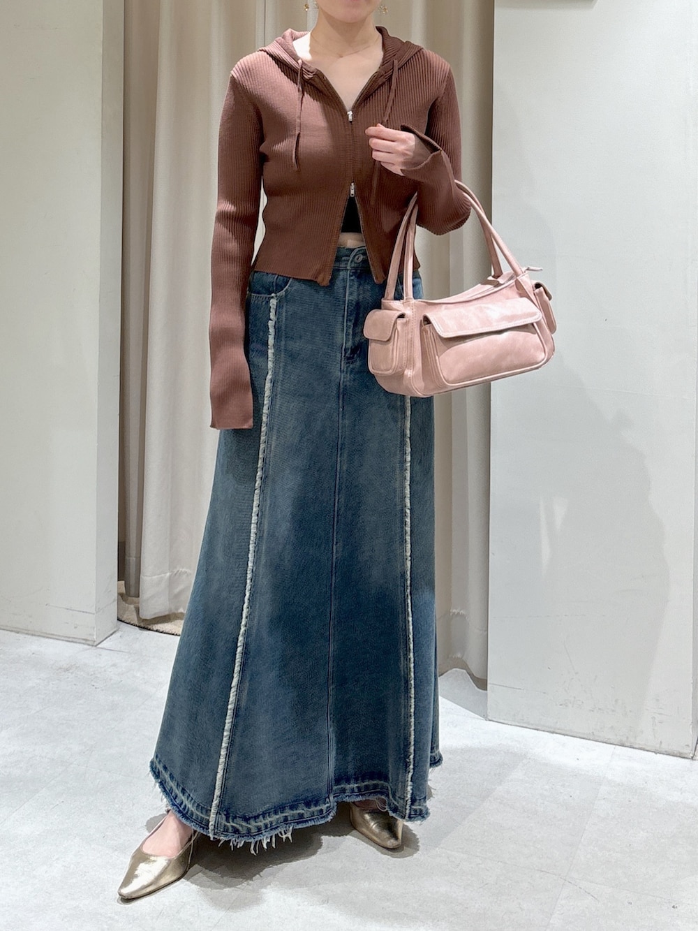 ブラウン系のパーカー、ブラック系のキャミソール、ピンク系のショルダーバッグを着用したレディースの春コーディネートの8枚目の写真