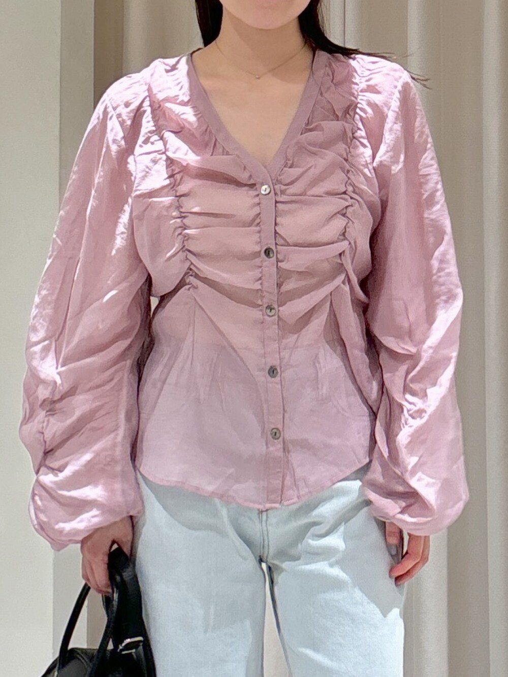 ピンク系のシャツ/ブラウス、ホワイト系のキャミソール、ブラック系のトートバッグを着用したレディースの春コーディネートの6枚目の写真