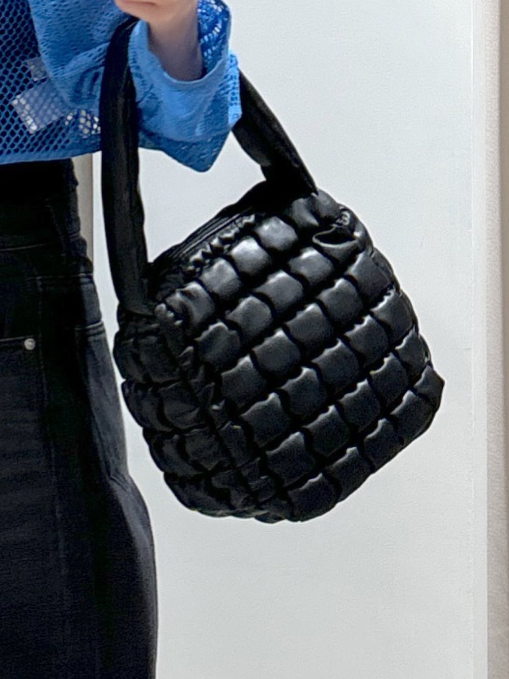 ブルー系のカーディガン/ボレロ、ブラック系のキャミソール、ブラック系のハンドバッグを着用したレディースの夏コーディネートの5枚目の写真