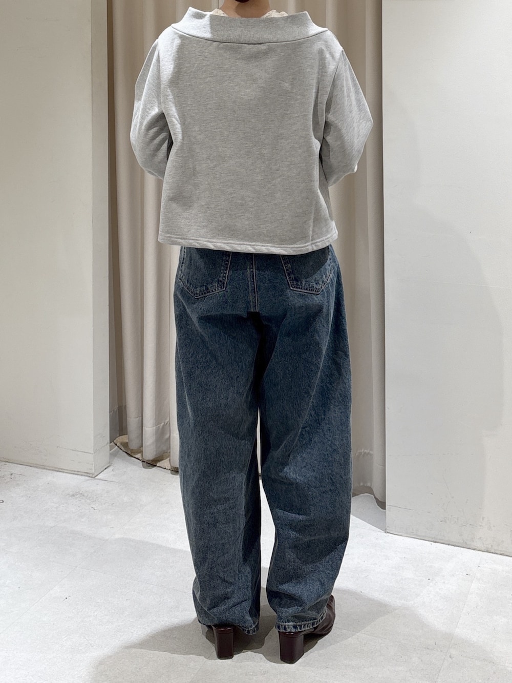 グレー系のTシャツ/カットソー、ホワイト系のTシャツ/カットソー、ブルー系のデニムパンツを着用したレディースの冬コーディネートの5枚目の写真