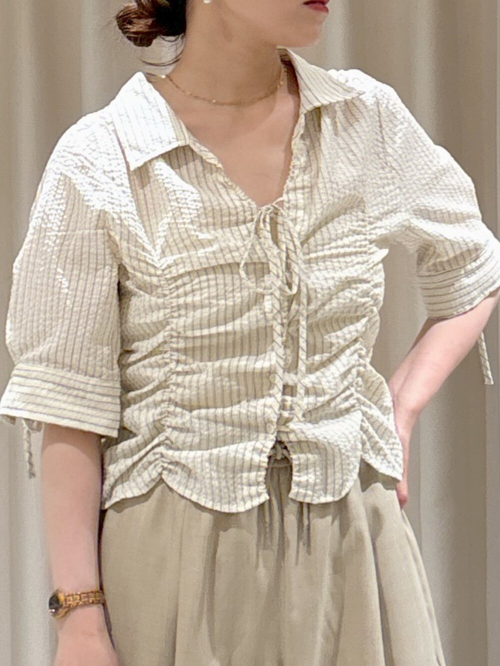 ベージュ系のその他パンツ、ブルー系のトートバッグ、ブラウン系のサンダルを着用したレディースの夏コーディネートの3枚目の写真