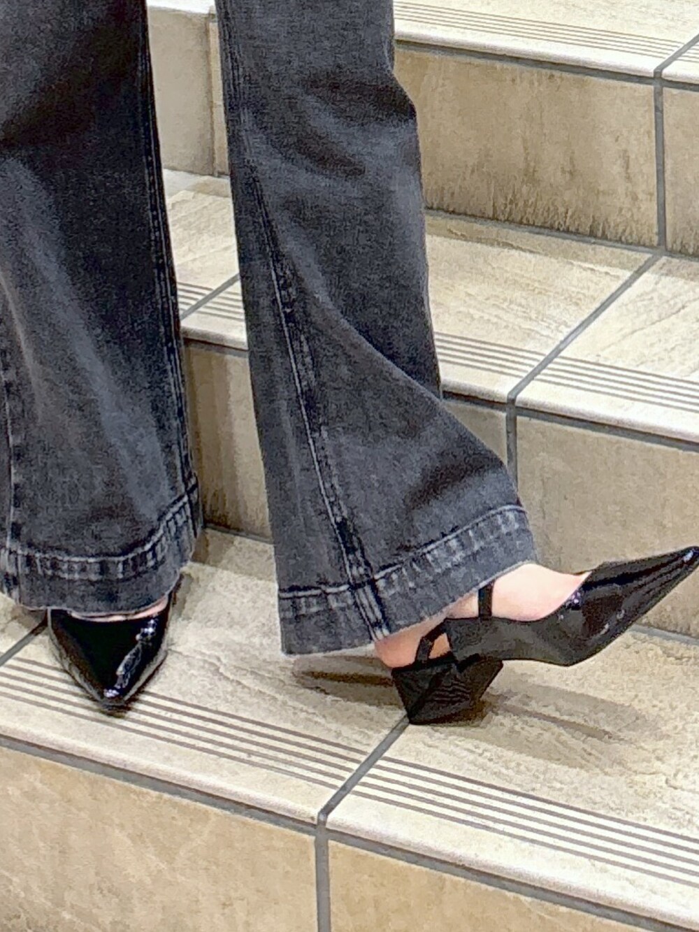 グレー系のニット/セーター、ホワイト系のキャミソール、グリーン系のショルダーバッグを着用したレディースの夏コーディネートの7枚目の写真