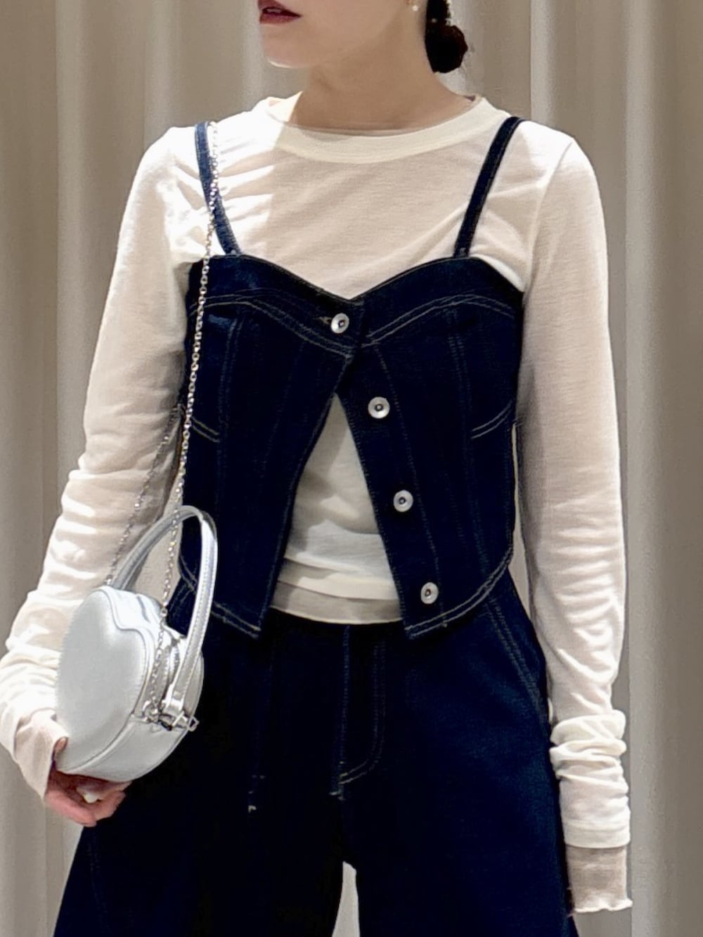 ブルー系のシャツ/ブラウス、ホワイト系のTシャツ/カットソー、ホワイト系のキャミソールを着用したレディースの冬コーディネートの6枚目の写真