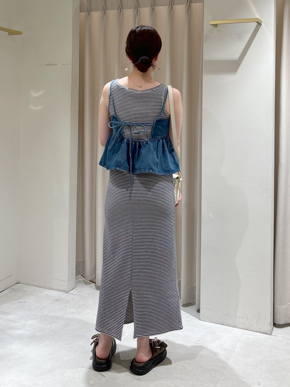 ブルー系のその他トップス、ブルー系のワンピース、ブラック系のトートバッグを着用したレディースの春コーディネートの3枚目の写真