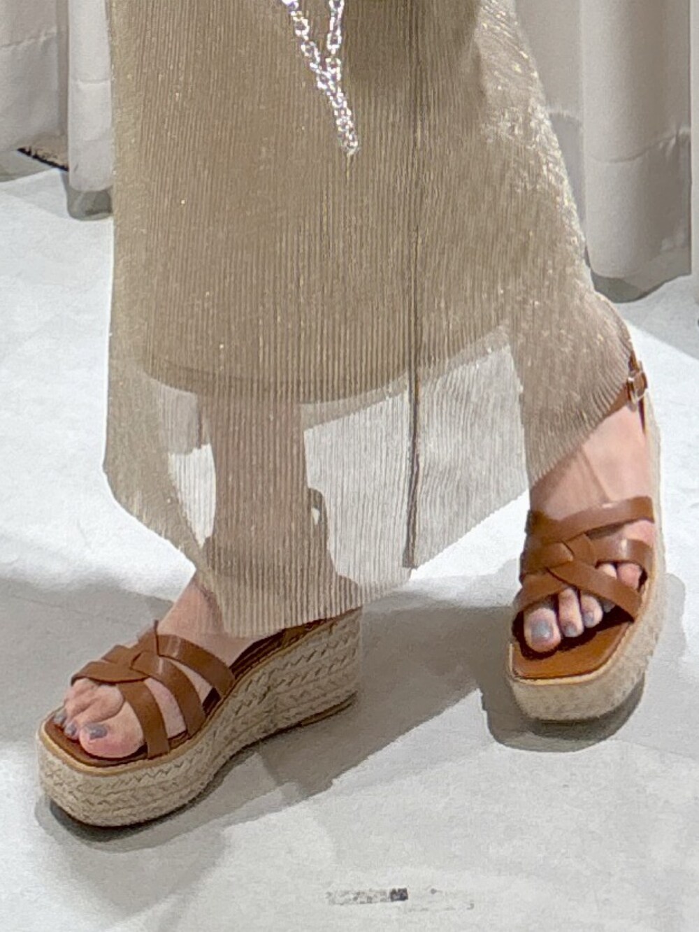 ブラウン系のTシャツ/カットソー、ゴールド系のスカート、グリーン系のショルダーバッグを着用したレディースの夏コーディネートの7枚目の写真