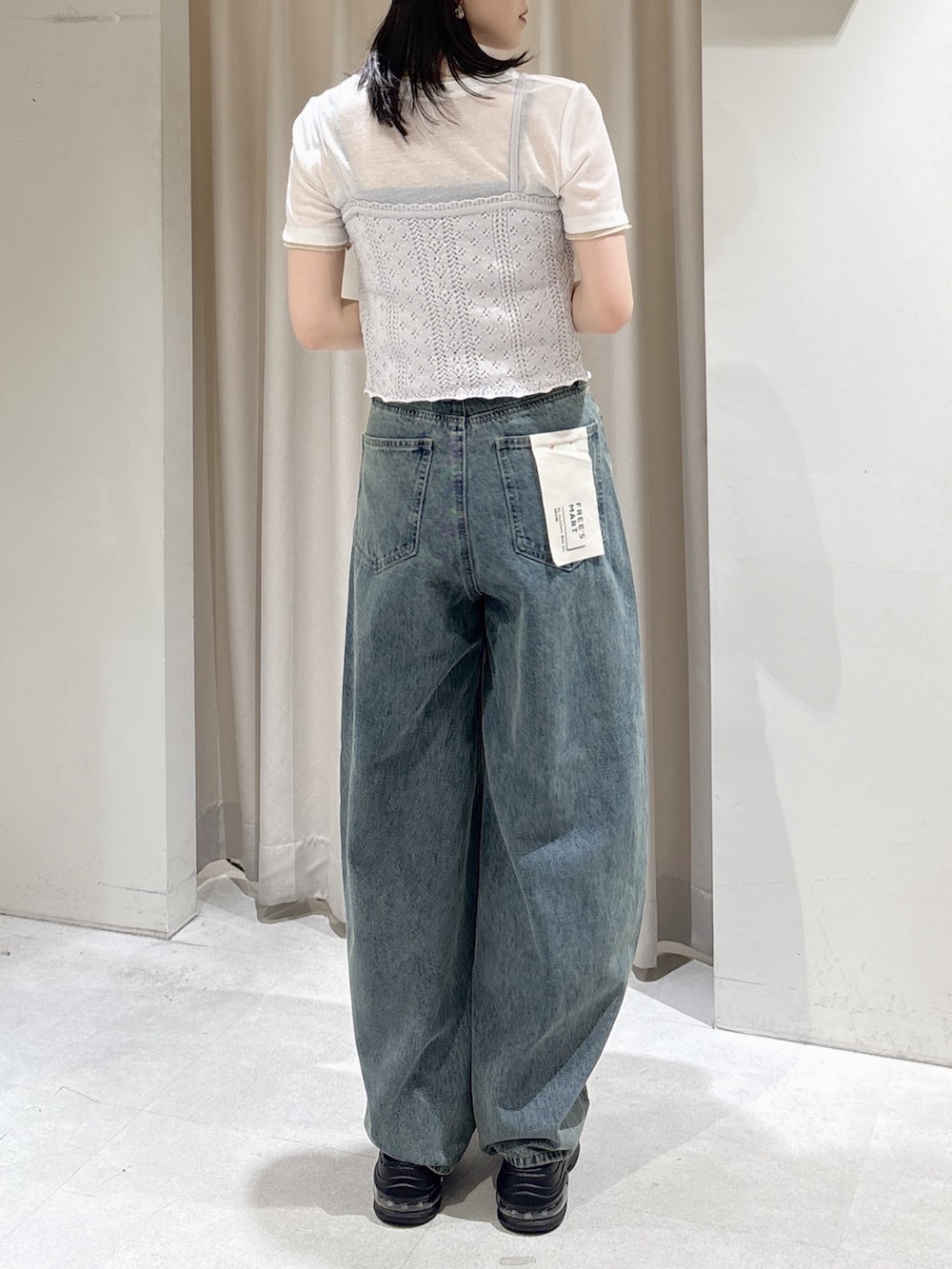 パープル系のニット/セーター、ホワイト系のTシャツ/カットソー、ホワイト系のハンドバッグを着用したレディースの夏コーディネートの6枚目の写真