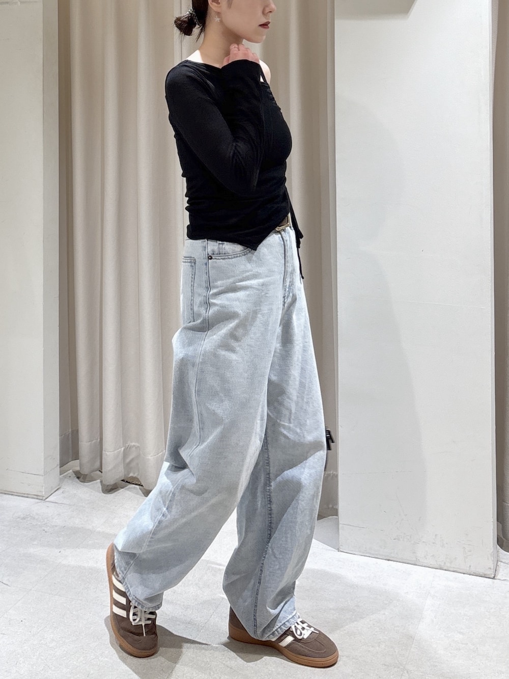 ブラック系のTシャツ/カットソー、ブルー系のデニムパンツ、ブラック系のショルダーバッグを着用したレディースの春コーディネートの8枚目の写真