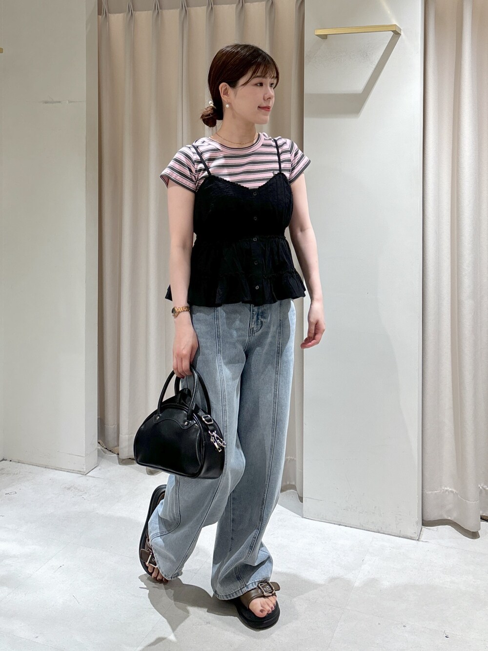 ピンク系のTシャツ/カットソー、ブラック系のトートバッグ、ブルー系のデニムパンツを着用したレディースの夏コーディネートの7枚目の写真