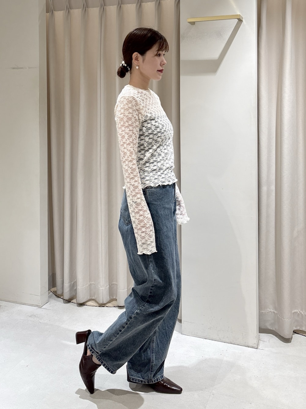 グレー系のTシャツ/カットソー、ホワイト系のTシャツ/カットソー、ブルー系のデニムパンツを着用したレディースの冬コーディネートの8枚目の写真