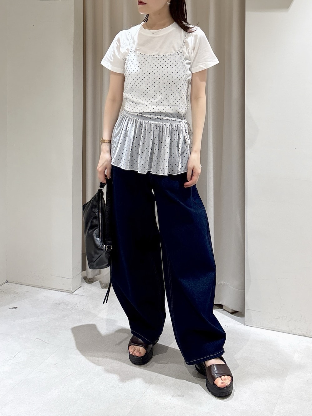 ホワイト系のTシャツ/カットソー、ブラック系のショルダーバッグ、ブラウン系のサンダルを着用したレディースの夏コーディネートの4枚目の写真