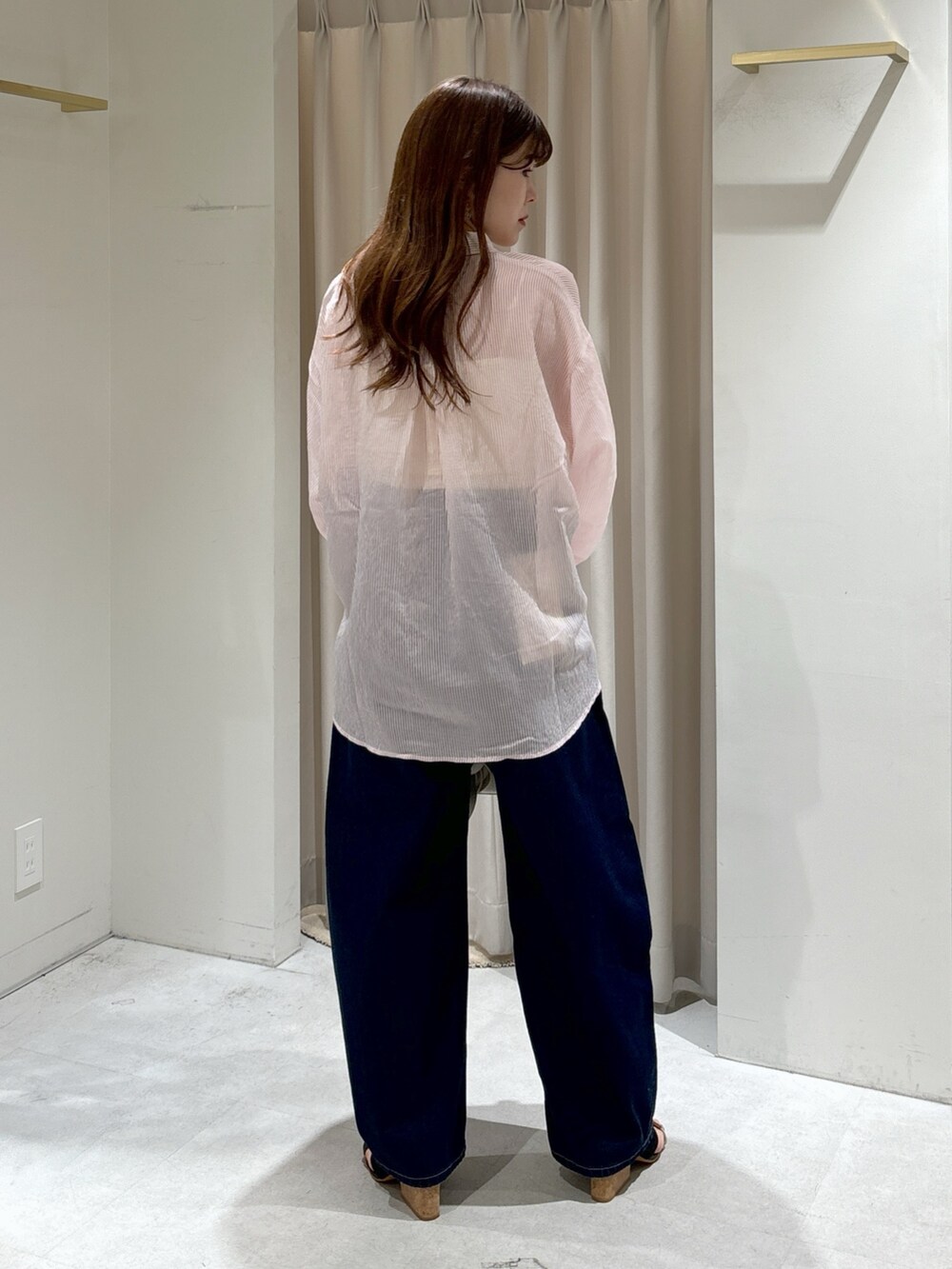 ピンク系のシャツ/ブラウス、ホワイト系のキャミソール、ホワイト系のショルダーバッグを着用したレディースの夏コーディネートの4枚目の写真