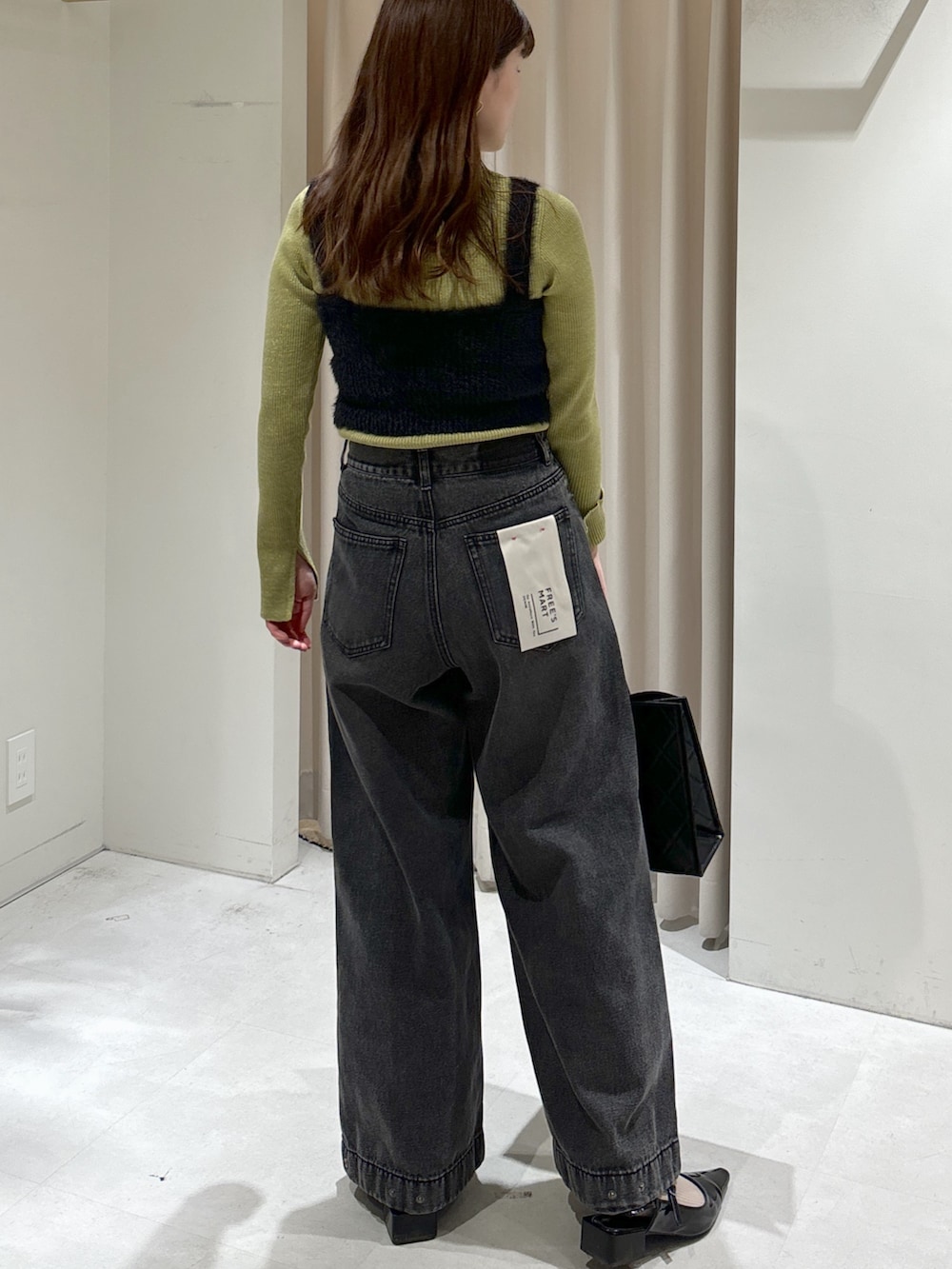 ブラウン系のステンカラーコート、ブラック系のショルダーバッグ、ブラック系のパンプスを着用したレディースの秋コーディネートの10枚目の写真