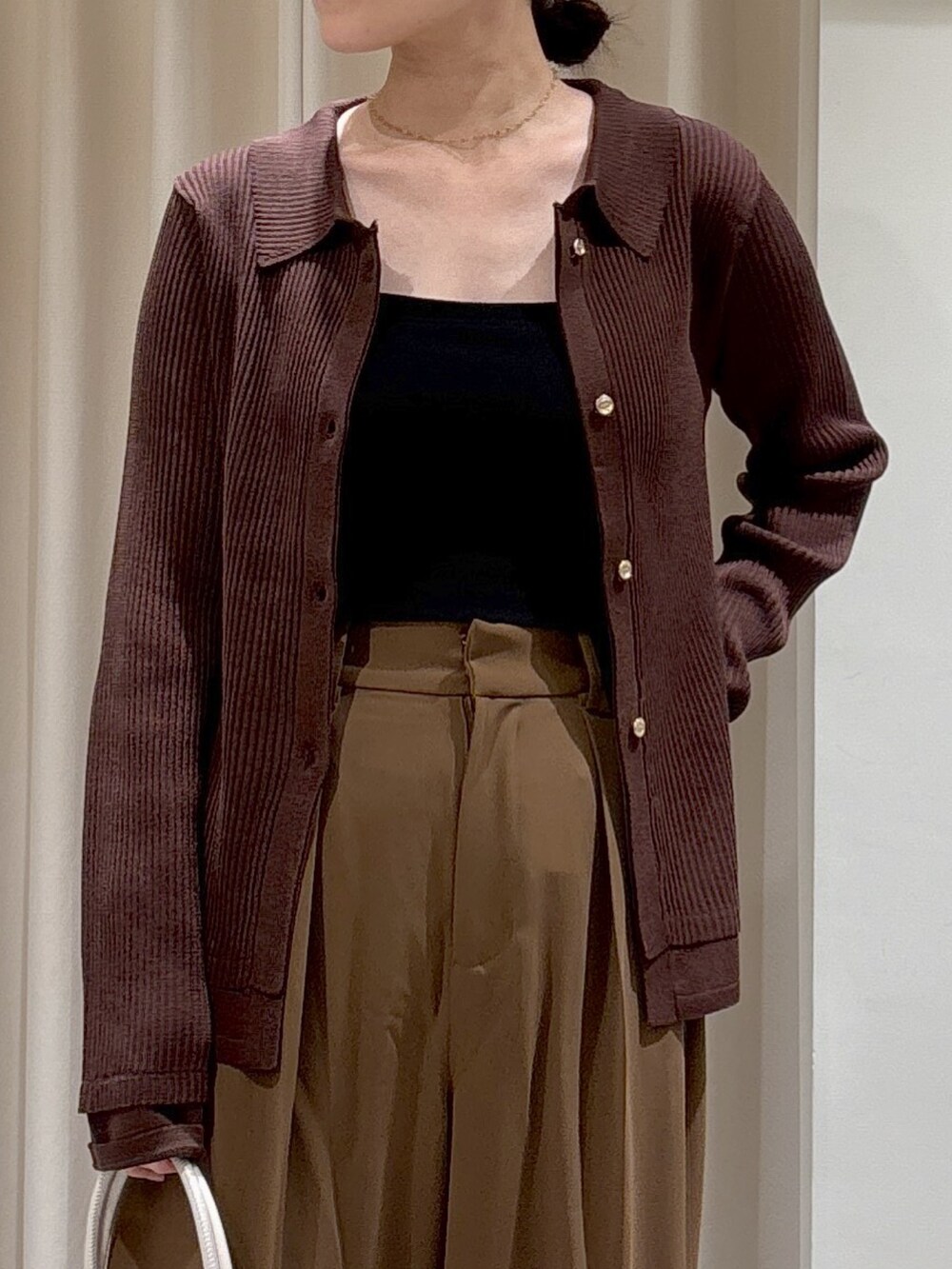 ブラウン系のその他パンツ、シルバー系のパンプスを着用したレディースの夏コーディネートの2枚目の写真