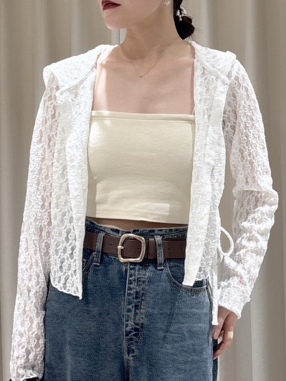 ホワイト系のTシャツ/カットソー、ブラック系のハンドバッグ、ブルー系のデニムパンツを着用したレディースの春コーディネートの5枚目の写真