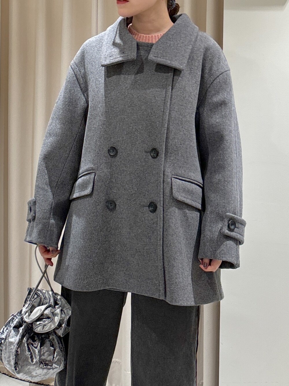 ピンク系のニット/セーター、ブラック系のデニムパンツ、グレー系のハンドバッグを着用したレディースの秋コーディネートの7枚目の写真