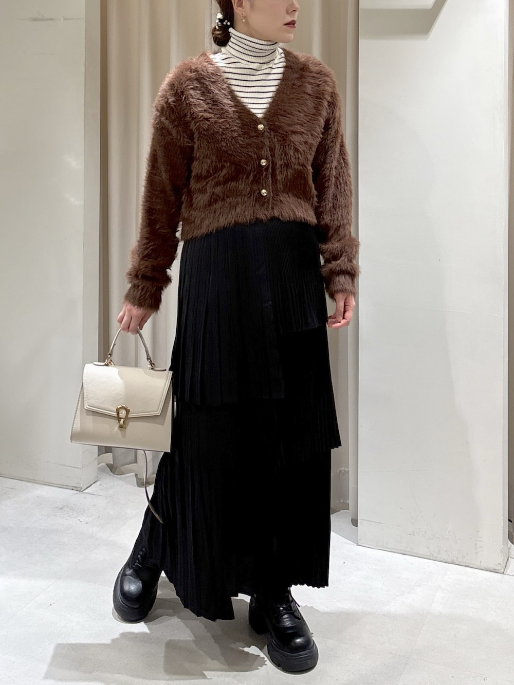 ブラウン系のニット/セーター、ホワイト系のニット/セーター、ホワイト系のトートバッグを着用したレディースの秋コーディネートの2枚目の写真