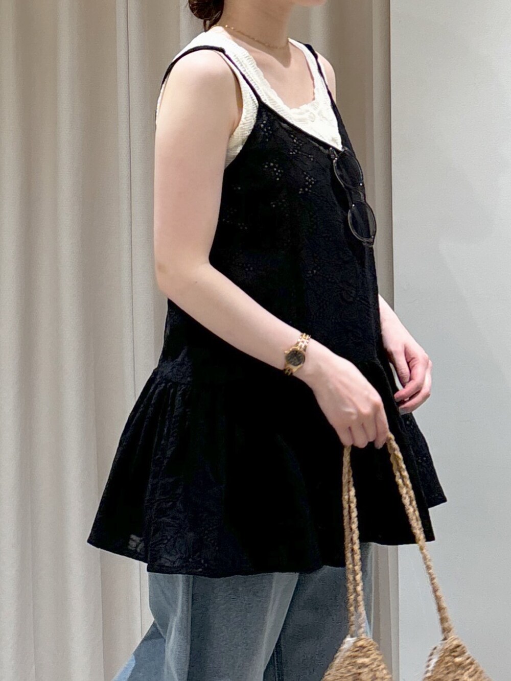 ブラック系のシャツ/ブラウス、ホワイト系のニット/セーター、ベージュ系のトートバッグを着用したレディースの春コーディネートの5枚目の写真