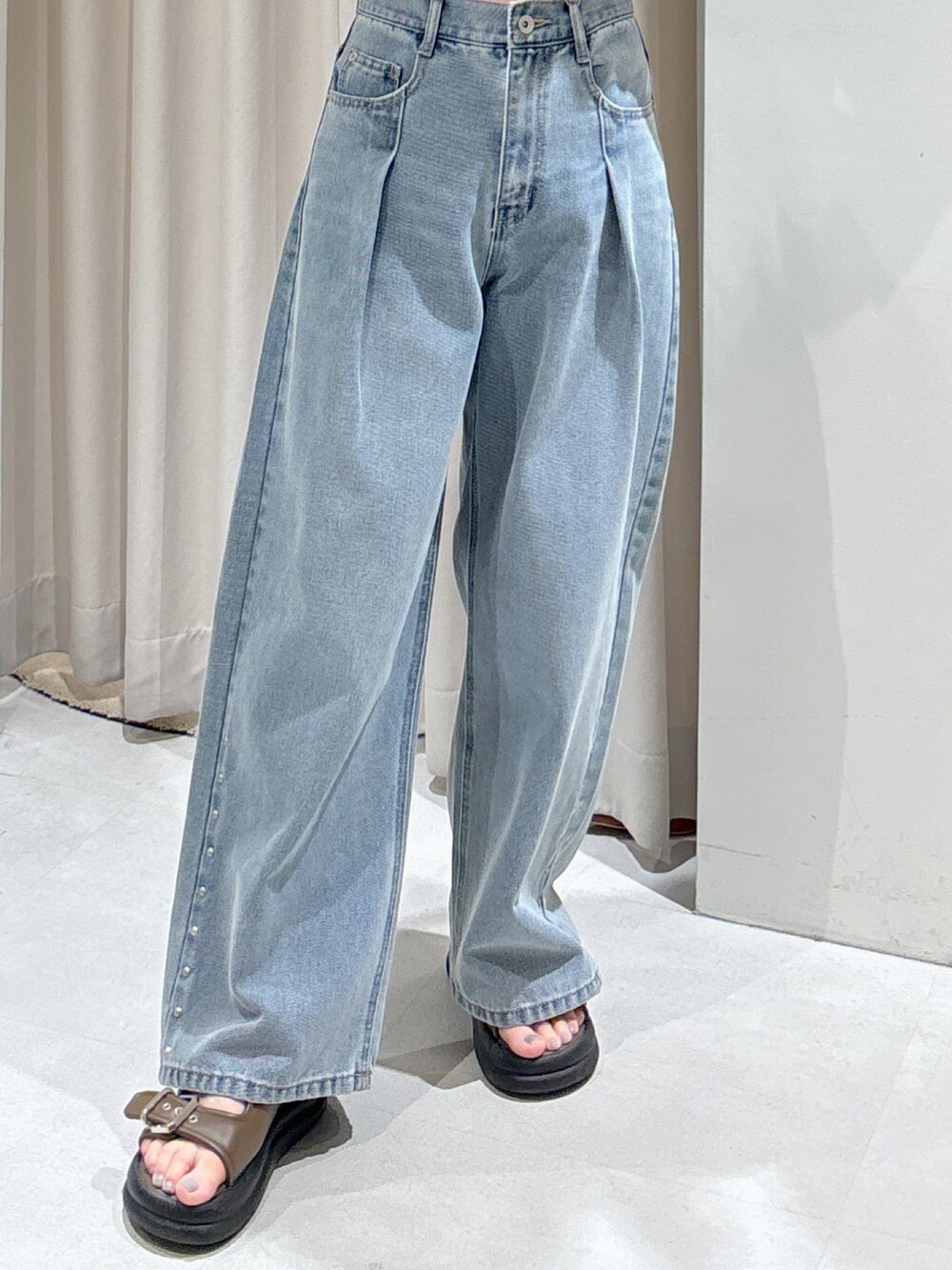 ブラック系のシャツ/ブラウス、ホワイト系のキャミソール、イエロー系のハンドバッグを着用したレディースの夏コーディネートの3枚目の写真