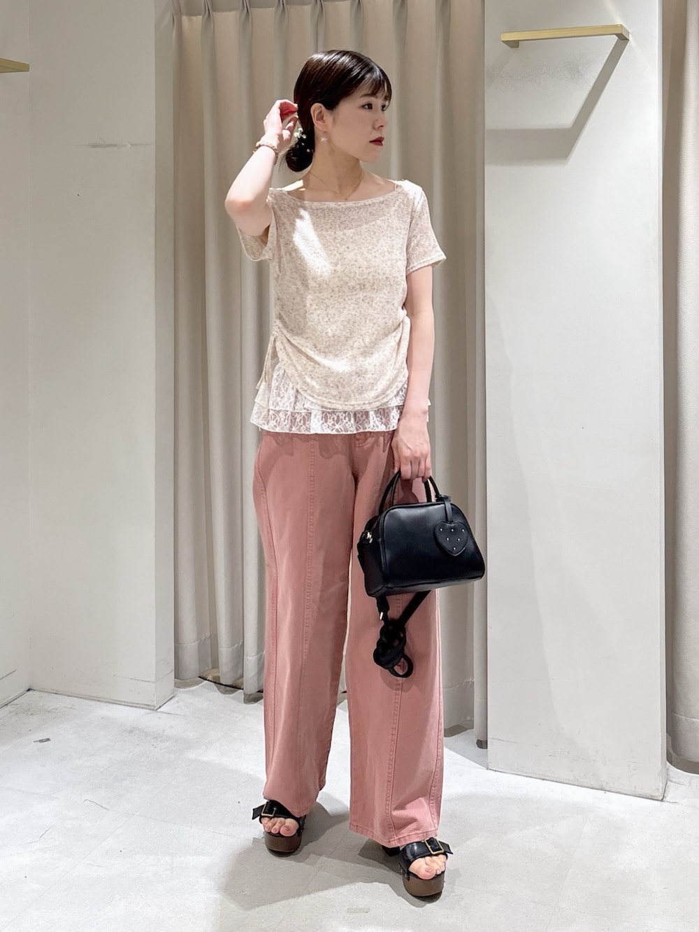 ブラウン系のTシャツ/カットソー、ピンク系のデニムパンツ、ブラック系のボストンバッグを着用したレディースの春コーディネートの7枚目の写真