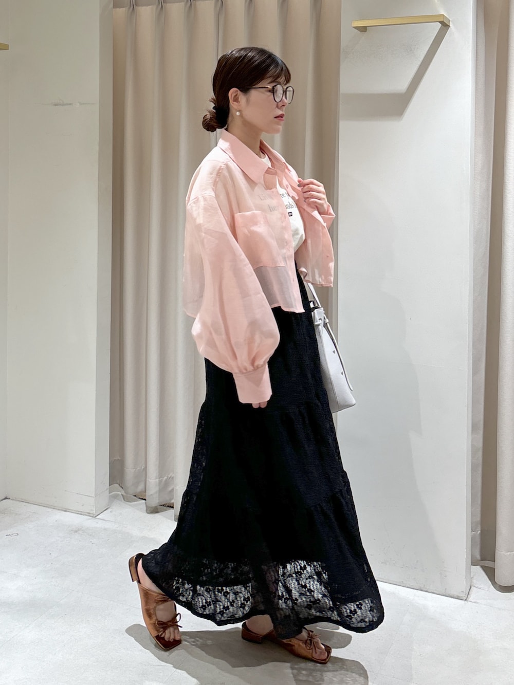 ピンク系のシャツ/ブラウス、ホワイト系のTシャツ/カットソー、グレー系のトートバッグを着用したレディースの春コーディネートの2枚目の写真