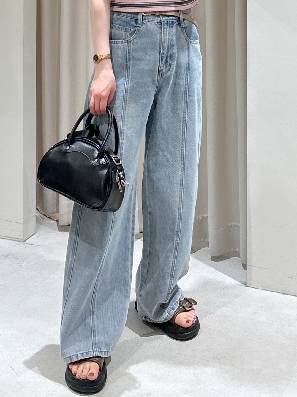 ピンク系のTシャツ/カットソー、ブラック系のトートバッグ、ブルー系のデニムパンツを着用したレディースの夏コーディネートの5枚目の写真