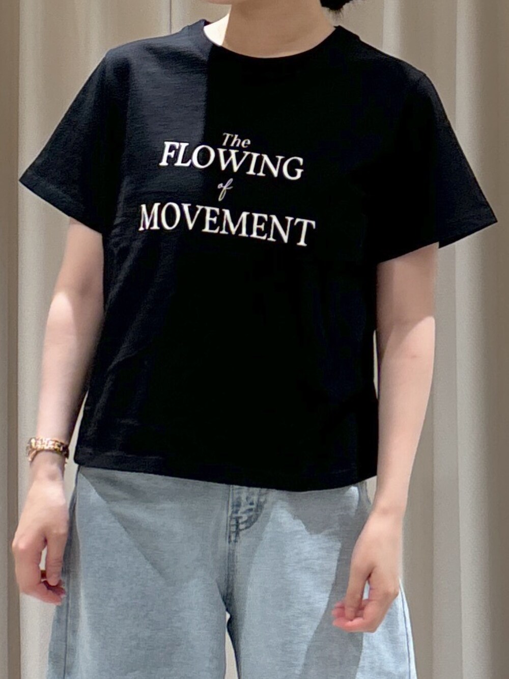 ブラック系のTシャツ/カットソー、ブラック系のシャツ/ブラウス、ブルー系のハンドバッグを着用したレディースの秋コーディネートの7枚目の写真