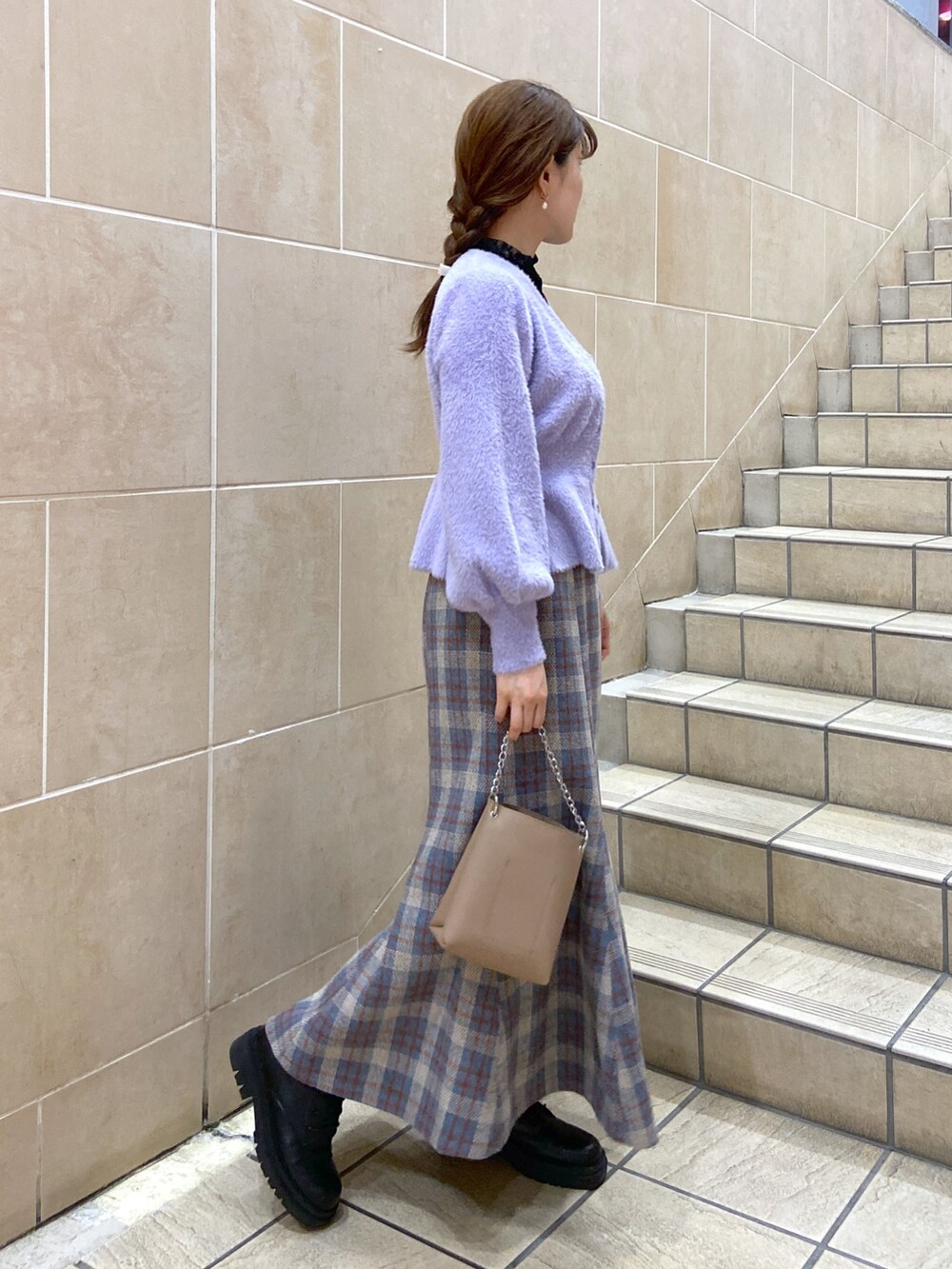 パープル系のカーディガン/ボレロ、ブラック系のTシャツ/カットソー、ブルー系のスカートを着用したレディースの秋コーディネートの3枚目の写真