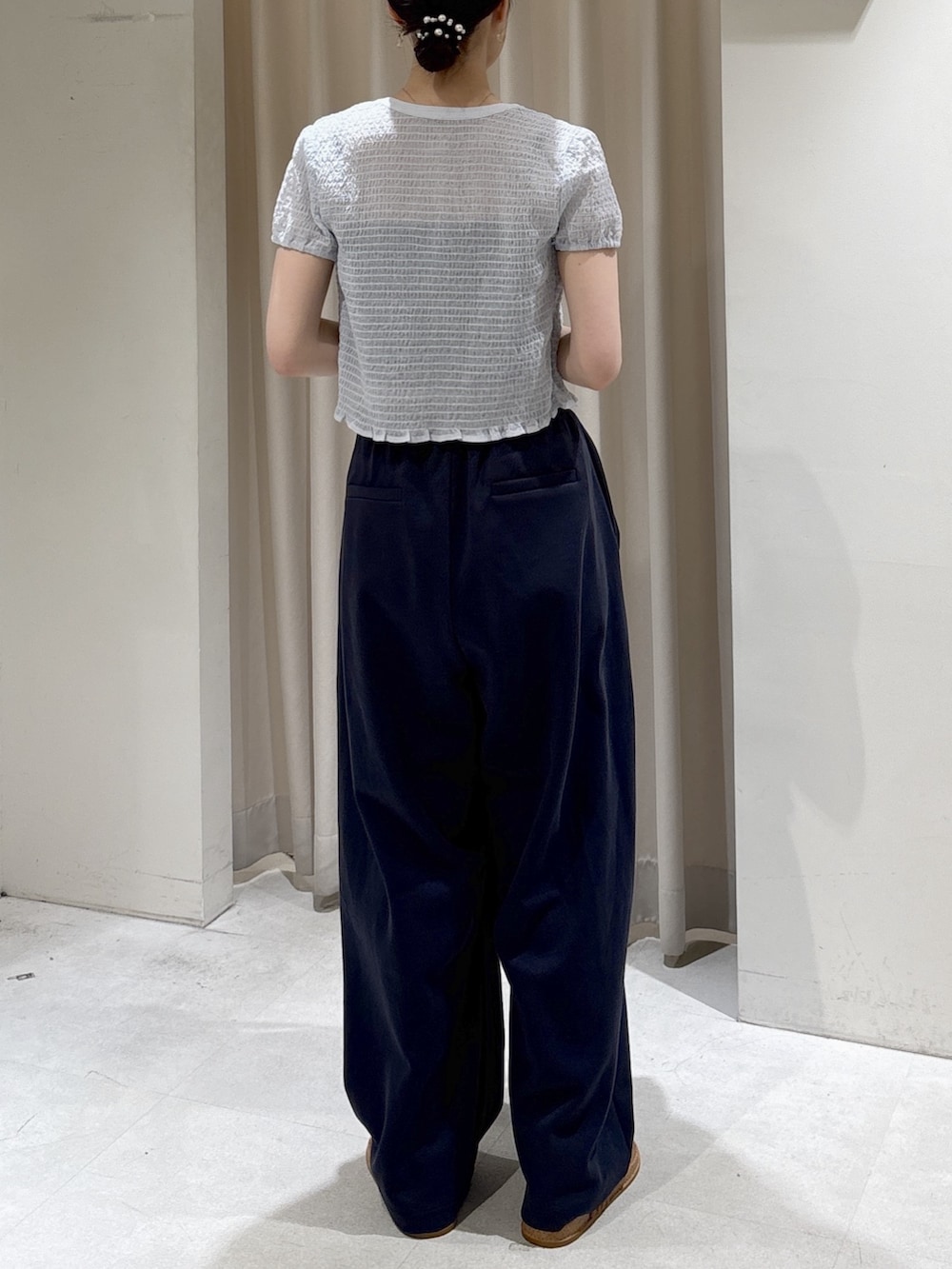 ブルー系のシャツ/ブラウス、ブラック系のキャミソール、ブラック系のショルダーバッグを着用したレディースの夏コーディネートの3枚目の写真
