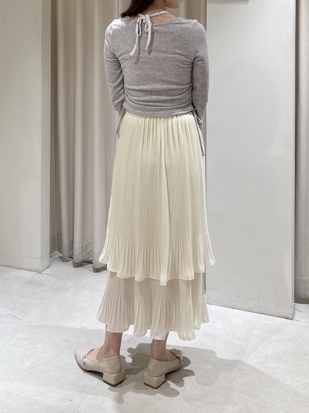 ベージュ系のテーラードジャケット、グレー系のTシャツ/カットソー、ホワイト系のスカートを着用したレディースの春コーディネートの8枚目の写真