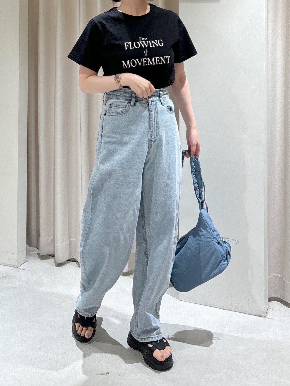 ブラック系のTシャツ/カットソー、ブラック系のシャツ/ブラウス、ブルー系のハンドバッグを着用したレディースの秋コーディネートの5枚目の写真