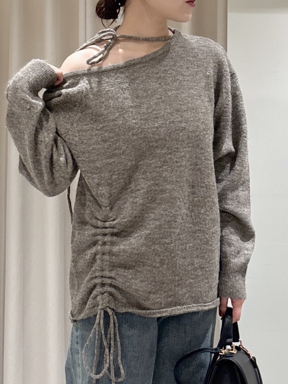 ブラウン系のニット/セーター、ホワイト系のスカート、ブラウン系のパンプスを着用したレディースの冬コーディネートの6枚目の写真