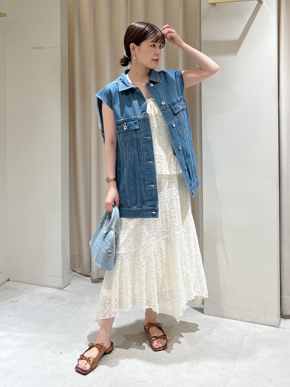 ホワイト系のワンピース、グレー系のTシャツ/カットソー、ブルー系のトートバッグを着用したレディースの夏コーディネートの7枚目の写真
