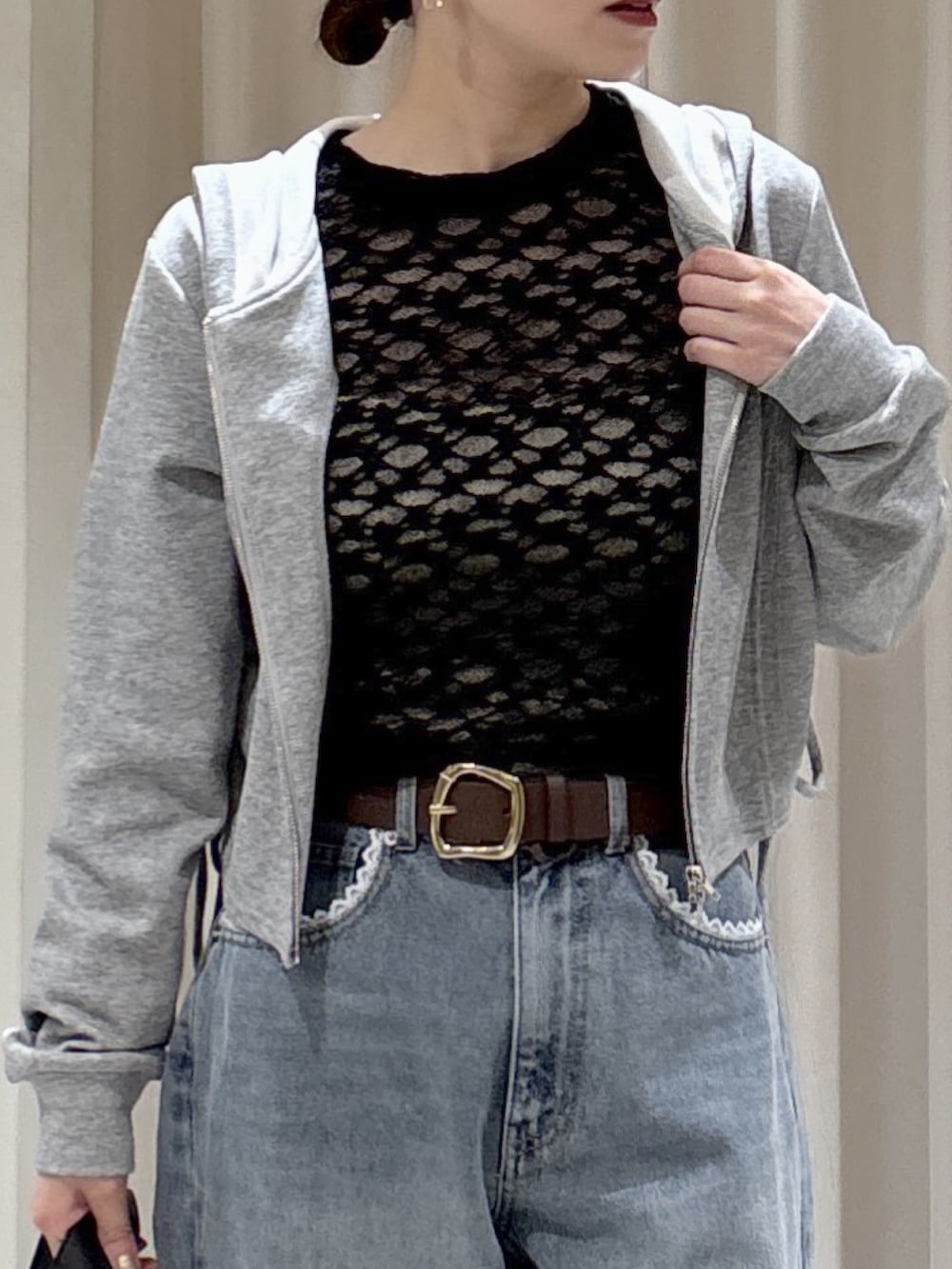 グレー系のパーカー、ブラック系のTシャツ/カットソー、ブルー系のその他パンツを着用したレディースの冬コーディネートの4枚目の写真