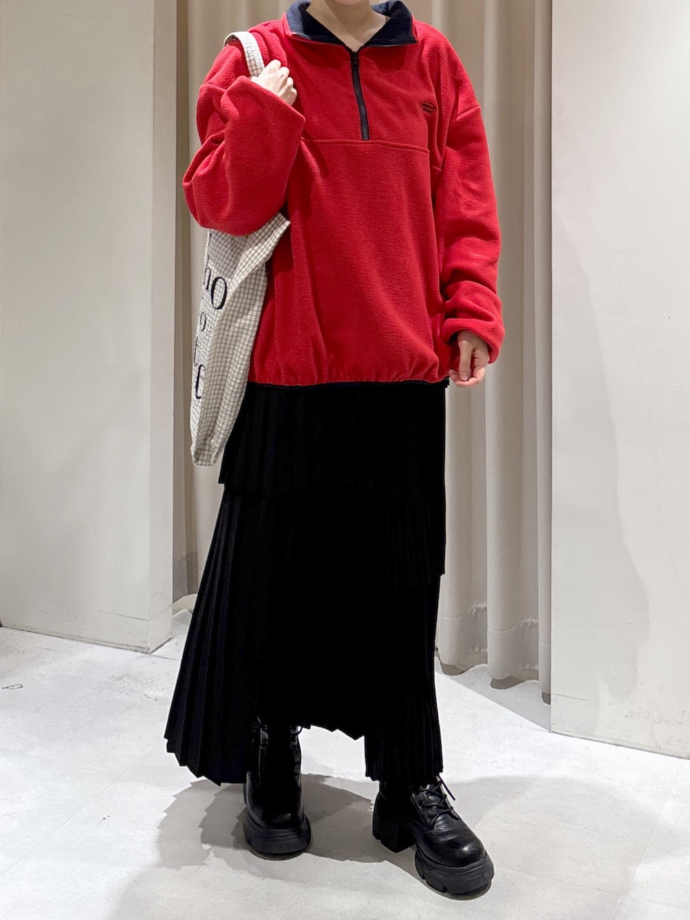 レッド系のスウェット、ホワイト系のニット/セーター、ブラック系のトートバッグを着用したレディースの秋コーディネートの5枚目の写真