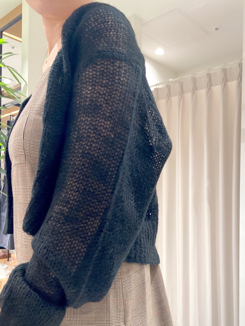 ブラウン系のワンピース、ブラック系のカーディガン/ボレロ、ベージュ系のショルダーバッグを着用したレディースの秋コーディネートの6枚目の写真