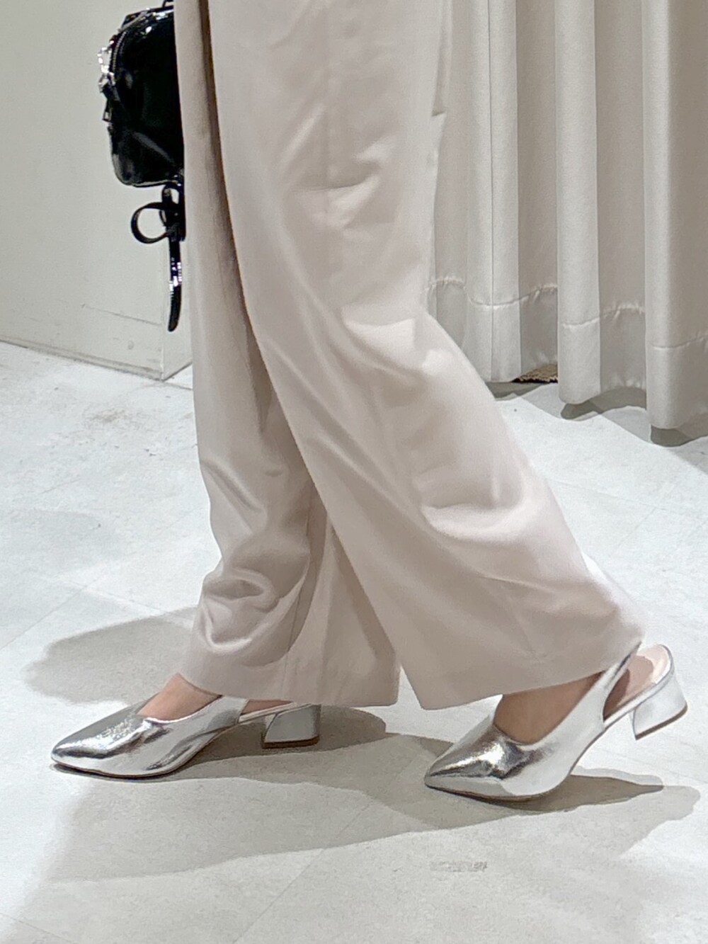 ベージュ系のつなぎ/オールインワン、ホワイト系のTシャツ/カットソー、ブラック系のショルダーバッグを着用したレディースの冬コーディネートの6枚目の写真