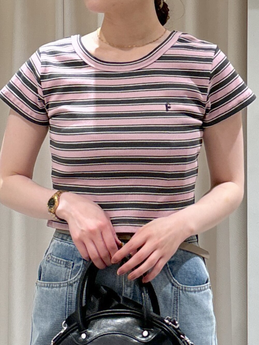 ピンク系のTシャツ/カットソー、ブラック系のトートバッグ、ブルー系のデニムパンツを着用したレディースの夏コーディネートの6枚目の写真