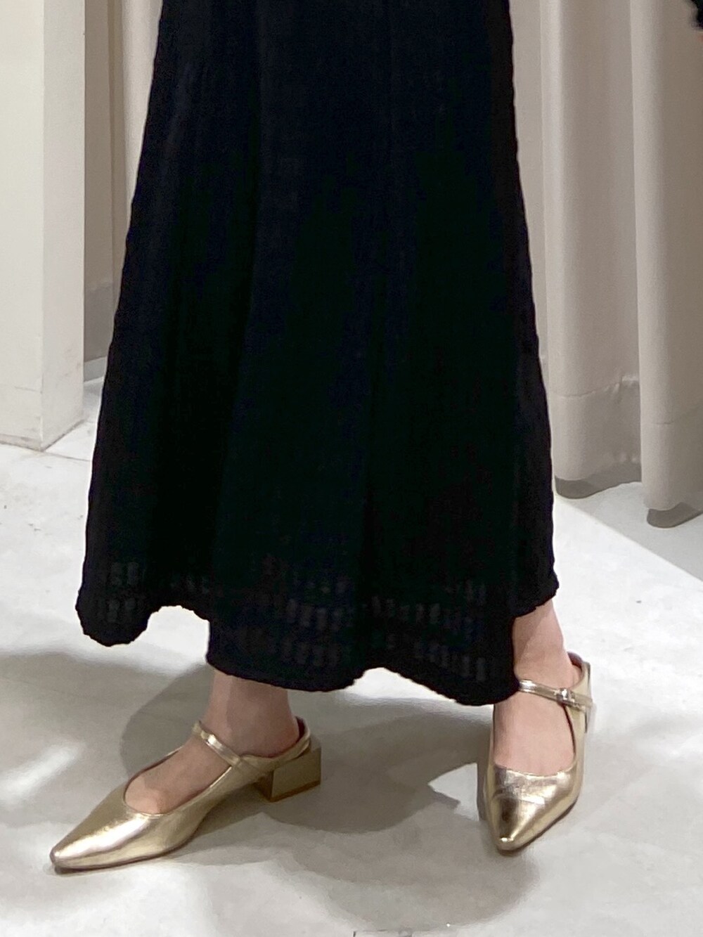 ブラック系のワンピース、ベージュ系のショルダーバッグ、ゴールド系のパンプスを着用したレディースの春コーディネートの5枚目の写真