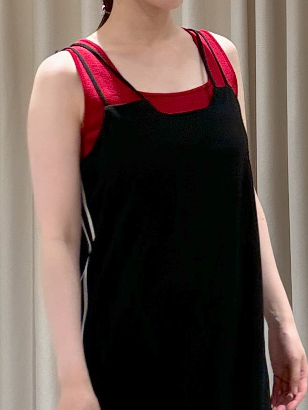 ブラック系のワンピース、レッド系のタンクトップ、ゴールド系のパンプスを着用したレディースの夏コーディネートの5枚目の写真