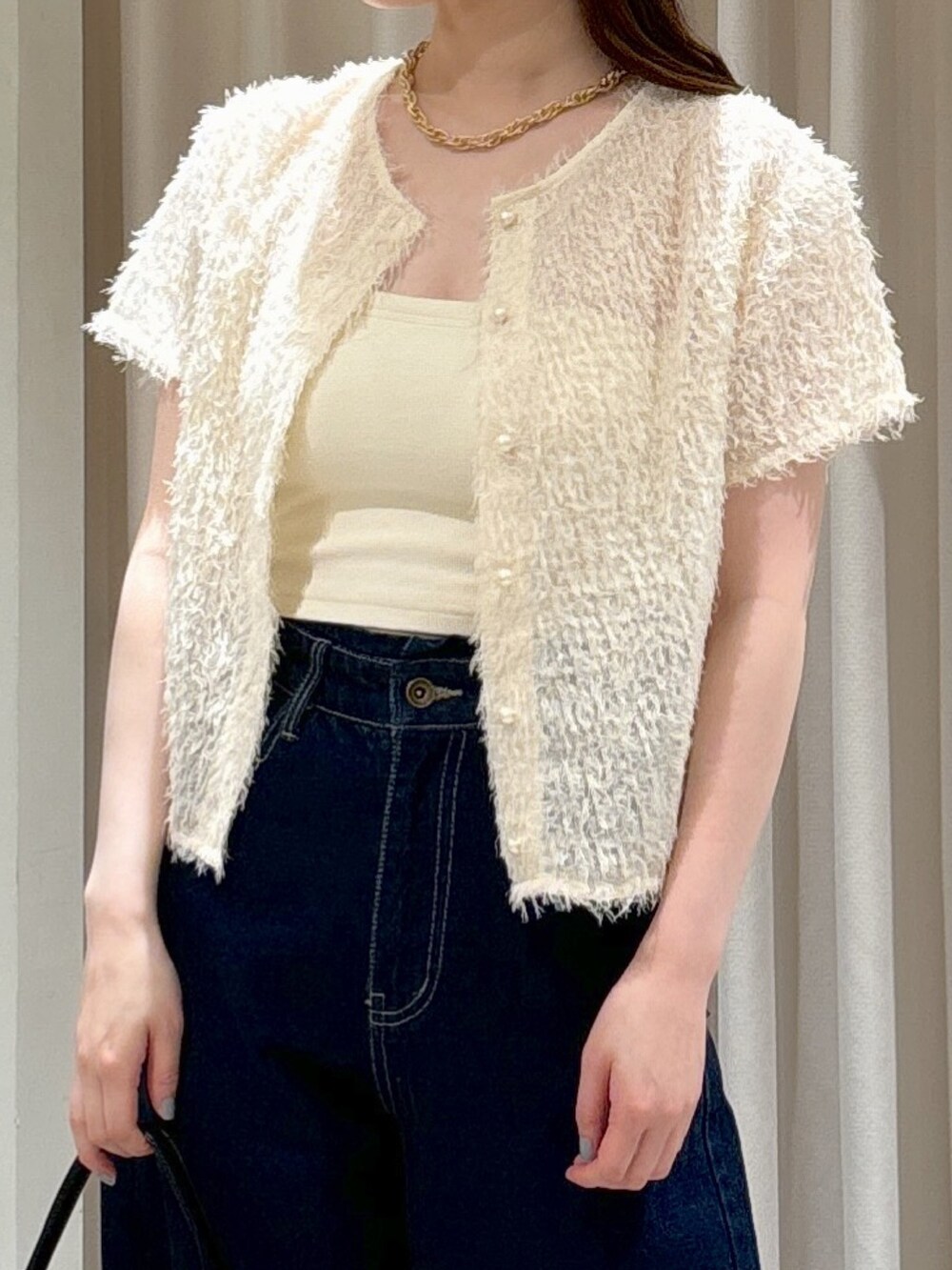 ホワイト系のシャツ/ブラウス、ホワイト系のキャミソール、ブルー系のデニムパンツを着用したレディースの夏コーディネートの3枚目の写真