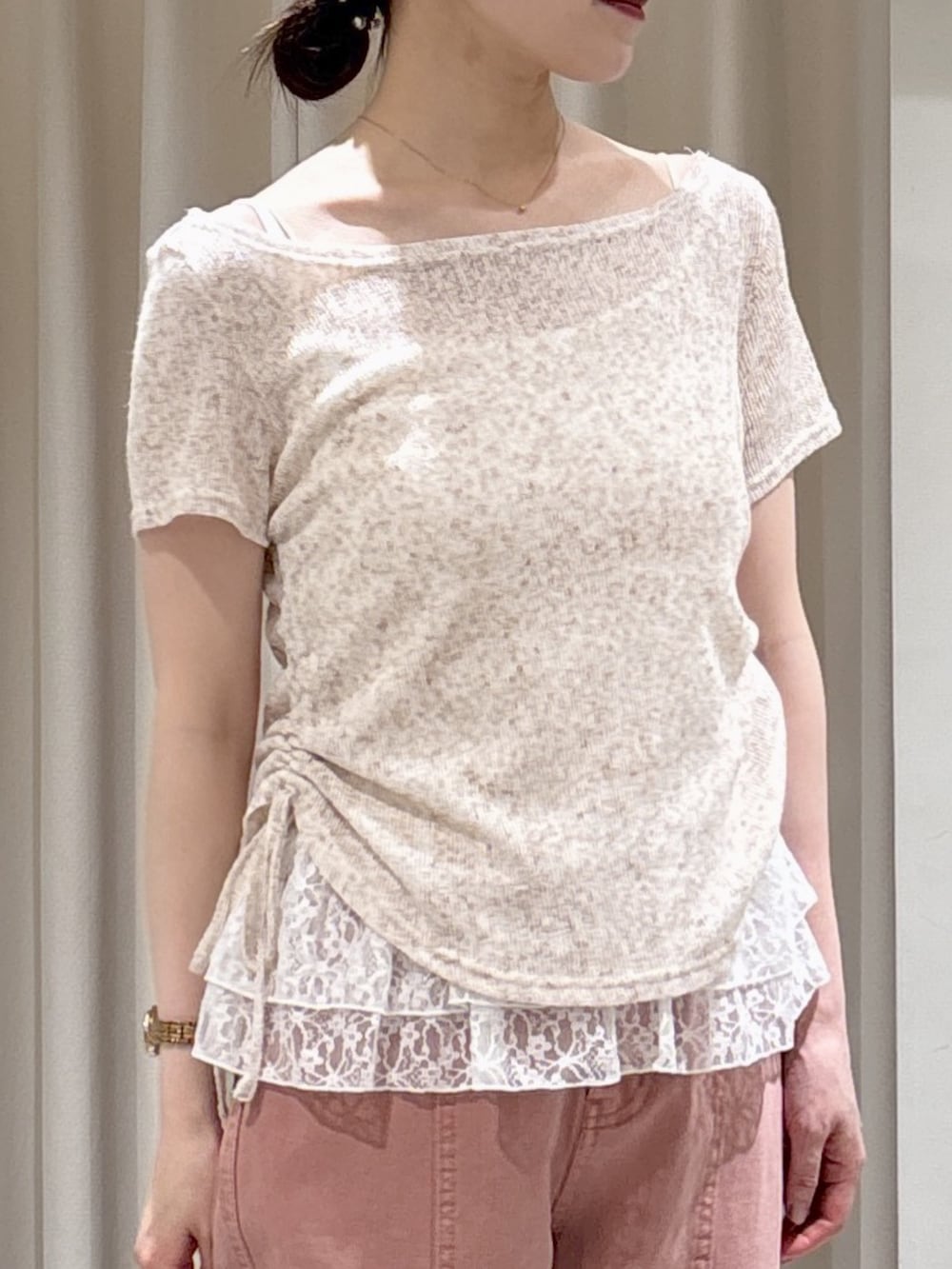 ブラウン系のTシャツ/カットソー、ピンク系のデニムパンツ、ブラック系のボストンバッグを着用したレディースの春コーディネートの5枚目の写真