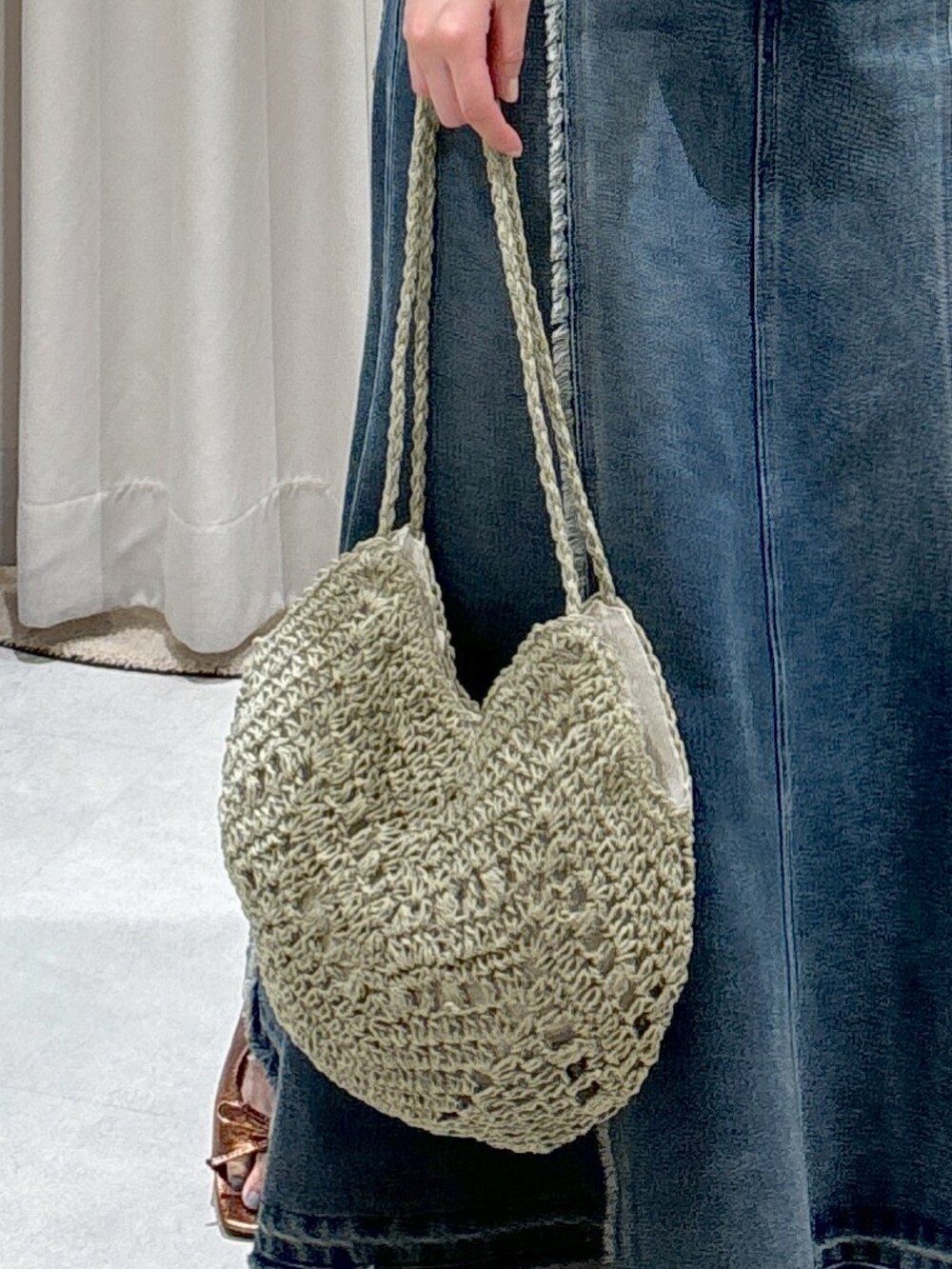 グレー系のシャツ/ブラウス、ブルー系のスカート、ブラウン系のサンダルを着用したレディースの春コーディネートの5枚目の写真