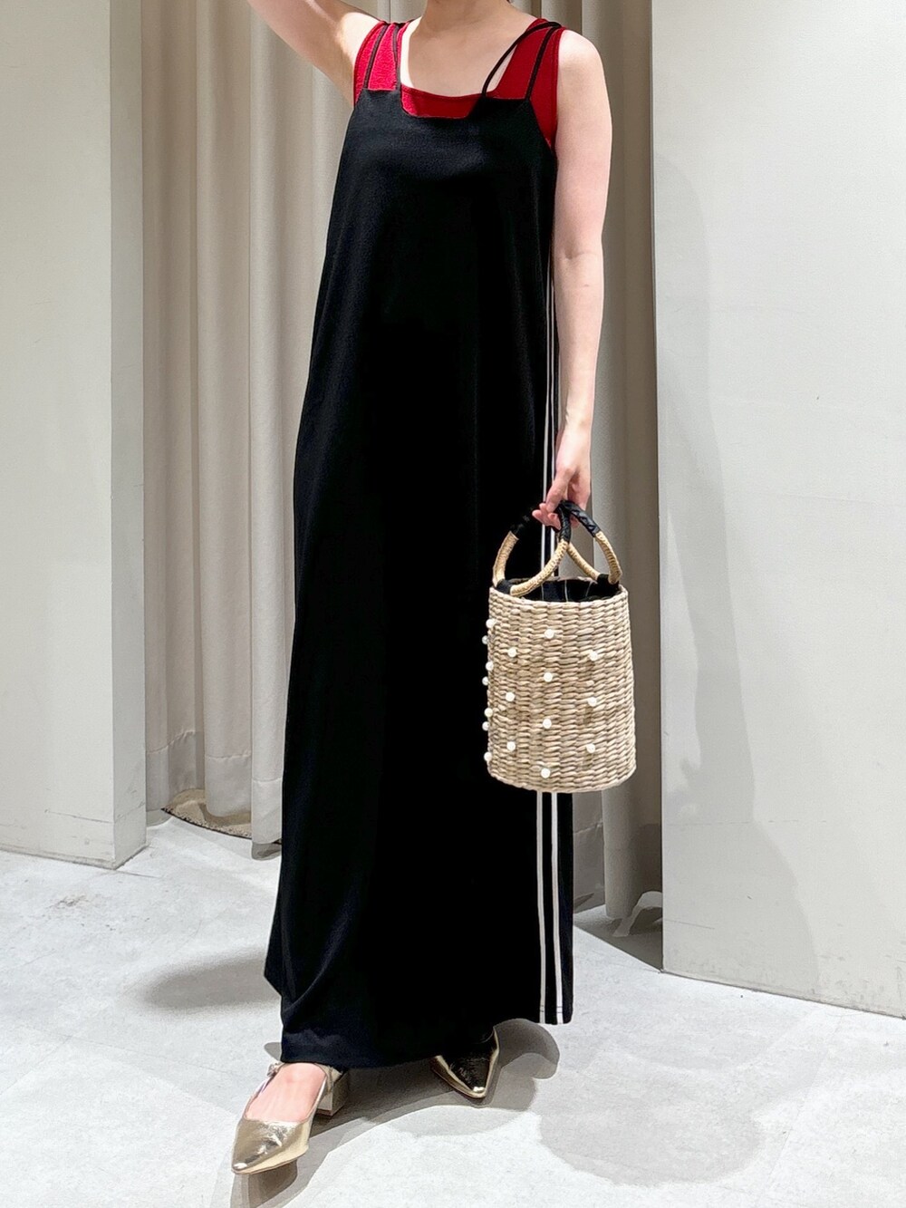 ブラック系のワンピース、レッド系のタンクトップ、ゴールド系のパンプスを着用したレディースの夏コーディネートの2枚目の写真